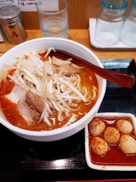 「煮干し辛味噌ラーメン880円+チンピラ玉子150円」@味噌麺処 花道庵の写真