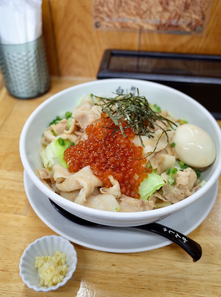 「自家製イクラ添え三段バラ…940円」@麺屋 白神の写真