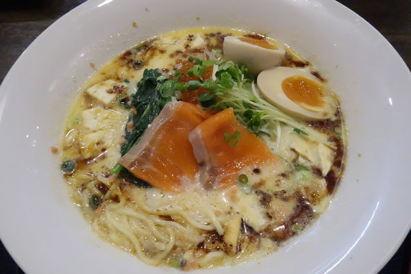 「【限定】鮭といくらのクラムチャウダー風+味玉」@仙臺らーめん 味噌 三礎の写真