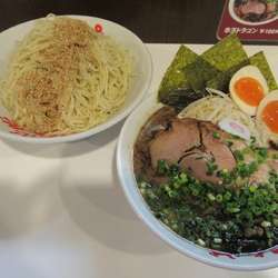 各日２０食限定　全部ギガ盛りつけ麺（１２８０円）