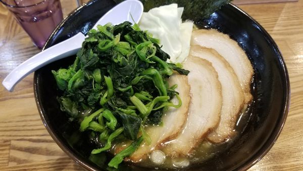 「豚骨塩　ほうれん草、チャーシュートッピング」@らあめん 万咲 松本店の写真