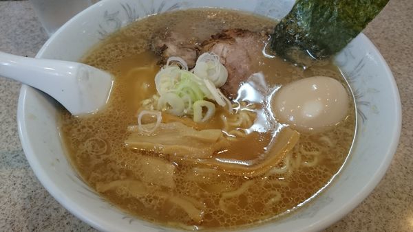 「支那そば（450円）＋中盛り（100円）＋味玉（50円）」@支那そば 糀家の写真