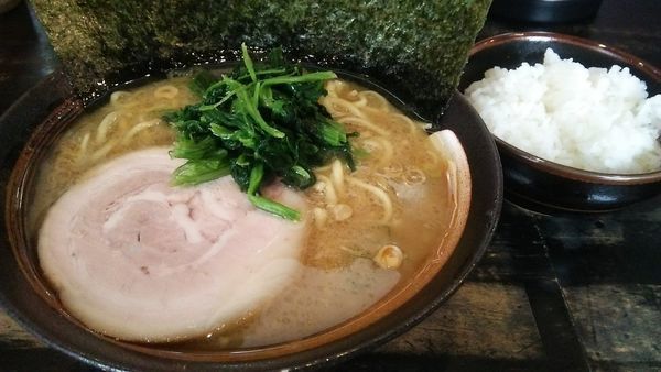 「ラーメン 650円 ＋ 半ライス 100円」@家系ラーメン 鶴見 幸家の写真