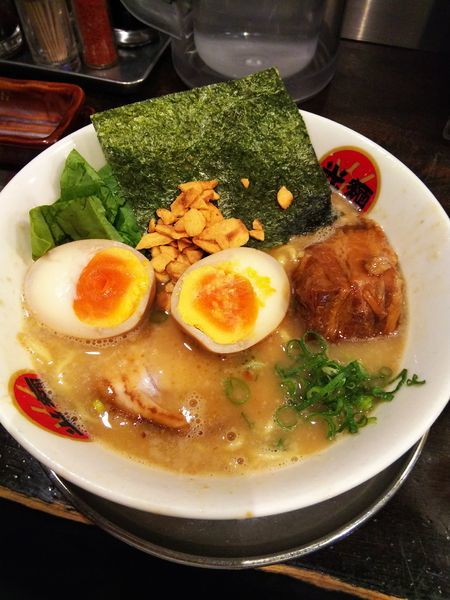 「全部のせ熟成豚骨ラーメン」@光麺 原宿店の写真