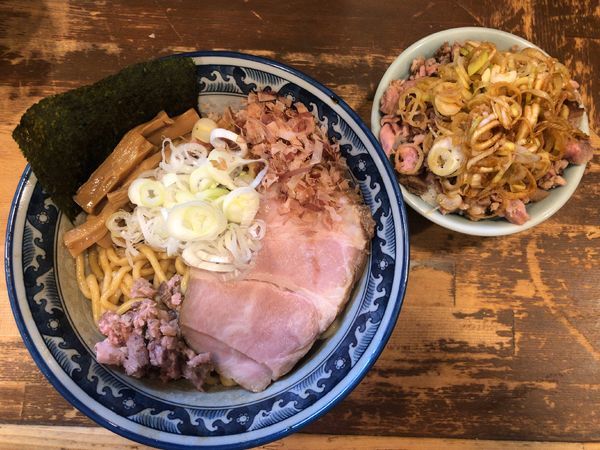 「油そば（小盛）730円 ﾁｬｰｼｭｰ丼（ﾐﾆ）250円」@兎に角 松戸店の写真