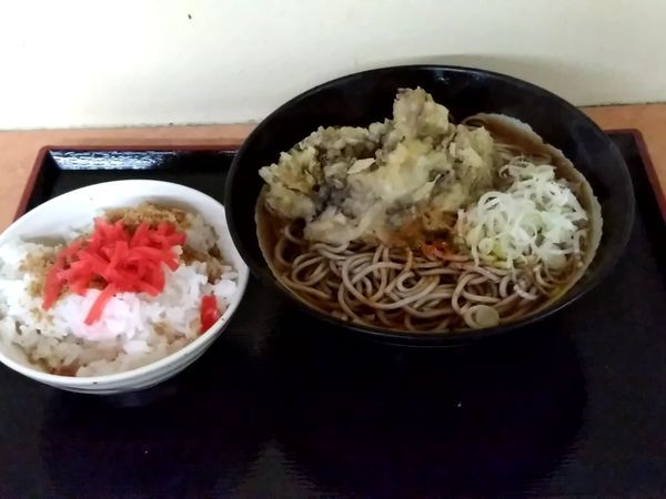 「一石二鳥Ａセット(舞茸天そば＋そぼろかけご飯)500円」@そば・うどん 八起家 西口店の写真