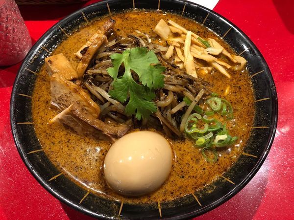 「天空チャーシュー＋味玉」@スパイスらぁめん釈迦 池袋店の写真