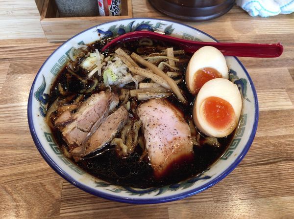 「くじらブラック＋味玉」@くじら食堂 nonowa東小金井店の写真