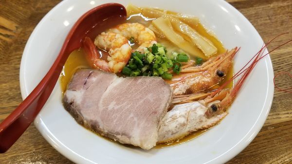 「10月限定　鯛煮干し出汁追いかけ海老頭潮澄ましそば」@らあめん 寸八 総本店の写真