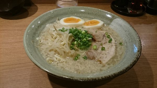 「塩とんこつたまご・大盛　￥８３０」@らーめん勇の写真