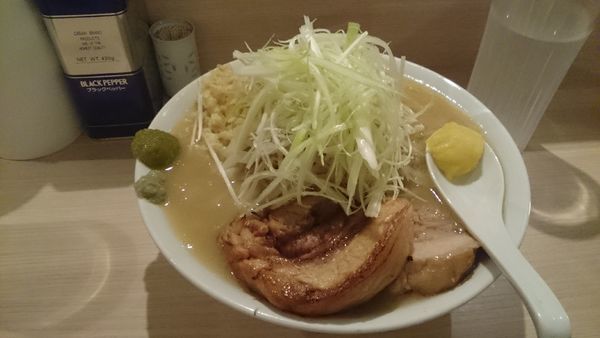 「限定塩ラーメン・しょうが・ねぎ(ゆず、ゆず胡椒、わさび)」@麺屋 味方の写真