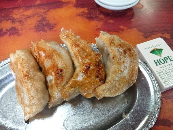 「餃子(4個)800円＋カレーそば950円」@杭州飯店の写真