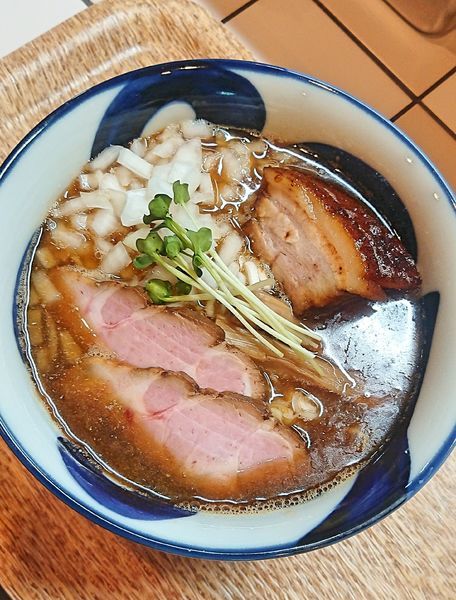 「煮干しそば&厚切りチャーシュー&刻みタマネギ」@つけめん らーめん ブータンの写真