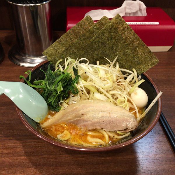 「辛豚ラーメン 中太麺 旨ねぎ」@横浜家系ラーメン 吟家 稲毛海岸店の写真