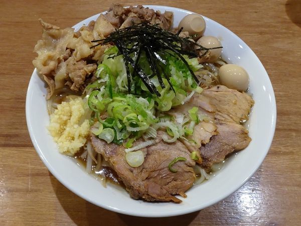 「濃厚焼豚うどん（730円）＋肉増し＋うずら　ニンニクネギ」@肉うどん さんすけの写真