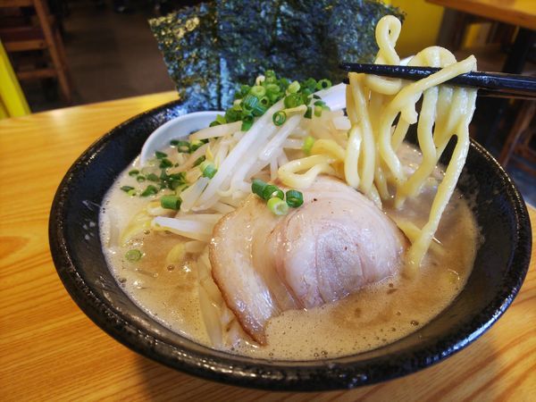 「とんこつ(おもめ）790円」@上を向いていこうの写真