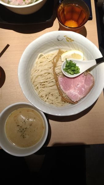 「つけそば(醤油) 900円 + 中盛り 100円」@SOBAHOUSE 金色不如帰 新宿御苑本店の写真
