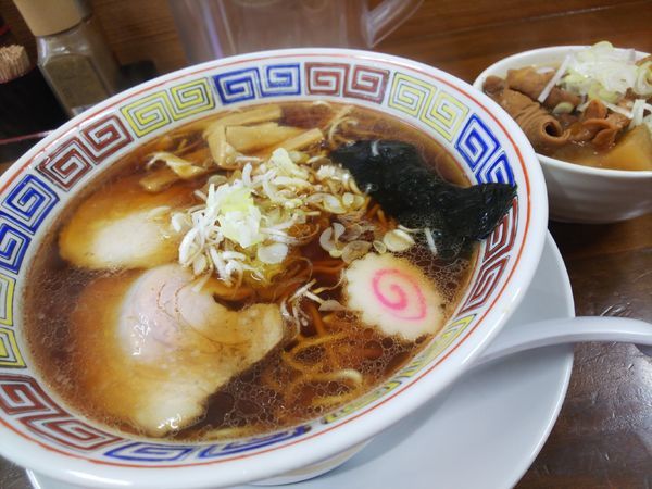 「ラーメン並盛600円＆もつ煮込み小盛400円」@まこちゃんラーメン道楽の写真