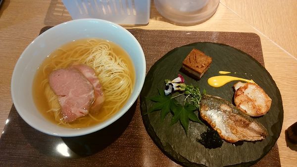 「帆立貝柱の雫ラーメン(満鶏添え？)」@麺屋 一燈の写真