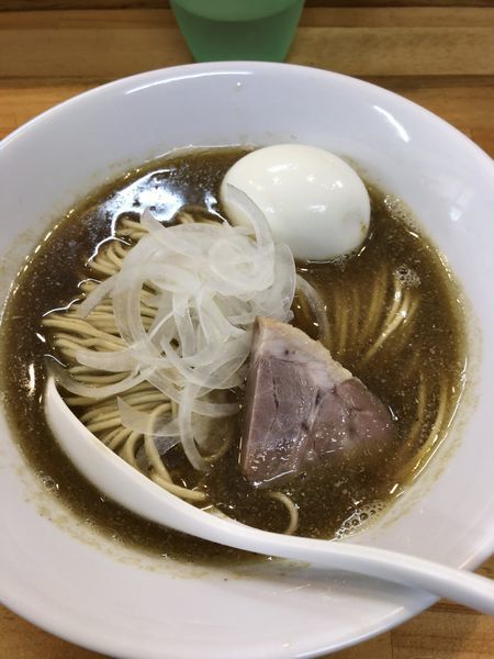 「中華ソバ ¥700＋出汁打ち込み式味玉 ¥100」@煮干中華ソバ イチカワの写真