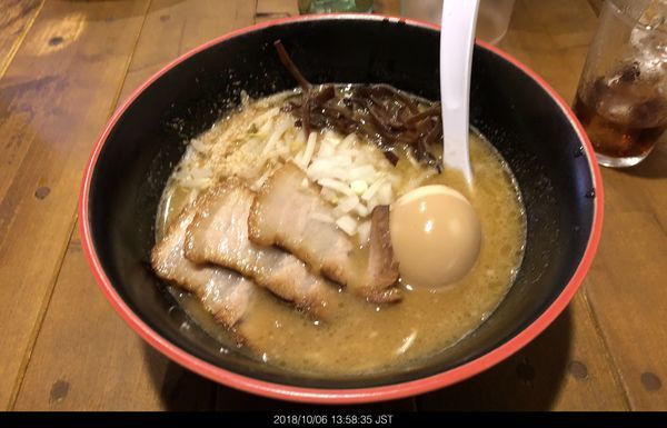 「特製豚骨ラーメン(醤油)&ごはん」@三鷹食堂いなりの写真