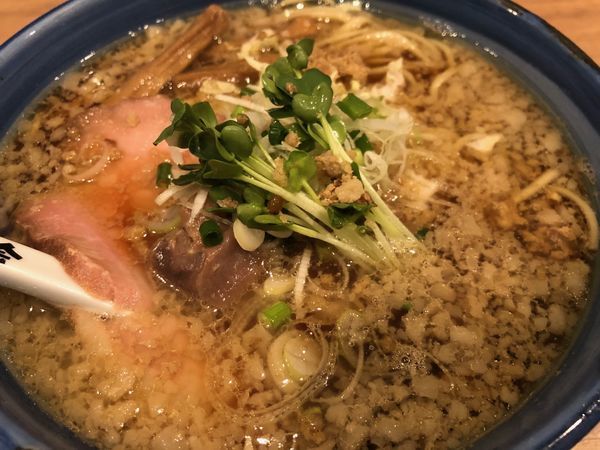 「醤油らーめん（大）＋背脂」@自家製麺 啜乱会の写真