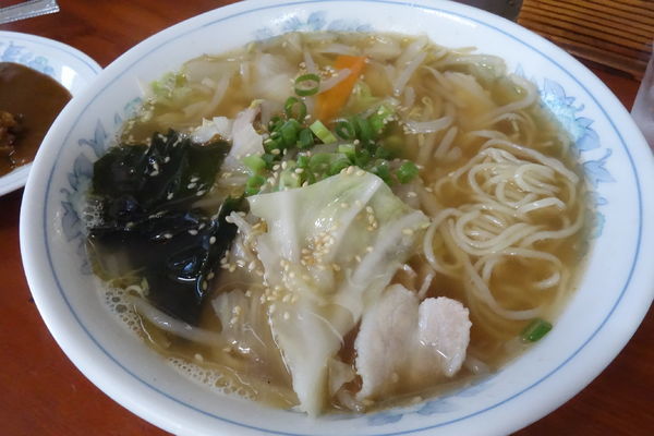 「野菜ラーメン（しょうゆ味）＋半カレー」@味よしの写真