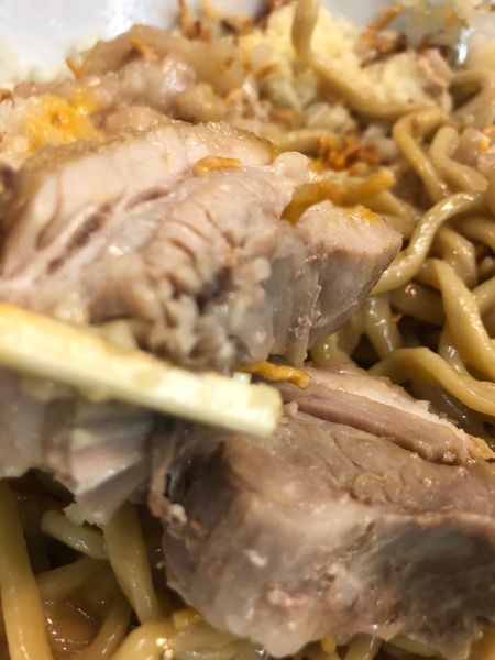 「まぜそば小、タマネギ」@ジラフの写真