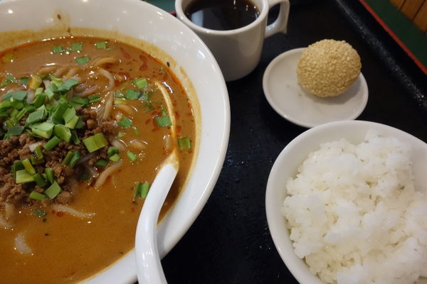 「担々麺（麺やわらかめ）+ごま団子＋ライスが10/26まで54」@百香亭 野田店の写真
