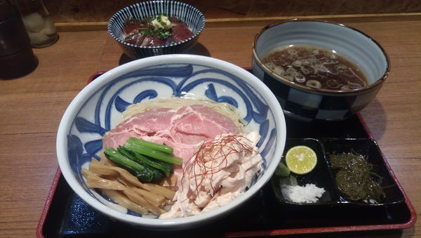 「昆布水に浸った薩摩軍鶏のつけそば」@寿製麺よしかわ 川越店の写真