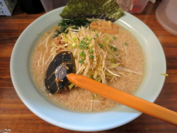 「ネギラーメン ７５０円 ※麺硬め・アブラ多め」@ニューラーメンショップ 桶川店の写真