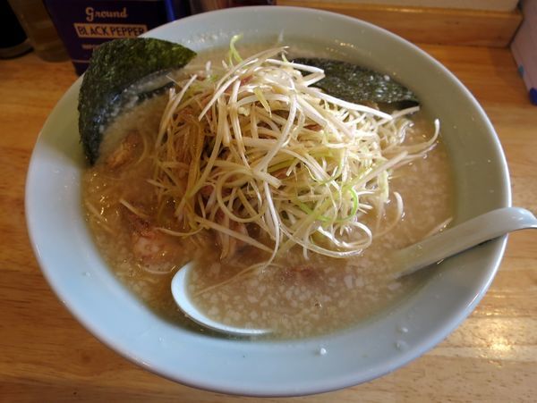 「ネギラーメン ７００円 ※麺硬め・アブラ多め」@ラーメンショップ椿 新治店の写真