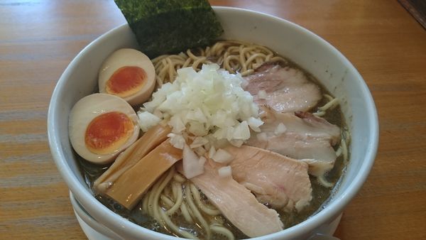 「煮干そば 中（750円）＋味玉（100円）」@煮干そば とみ田の写真