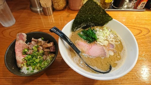 「豚骨ラーメン+チャーシュー丼」@つけ麺 たつ屋の写真