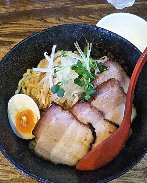 「油そば（エビたまり）大盛 990円＋煮玉子 50円」@麺屋 一八の写真