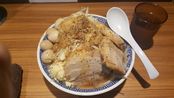 「ラーメン並+豚二枚+ウズラ」@びんびん豚の写真