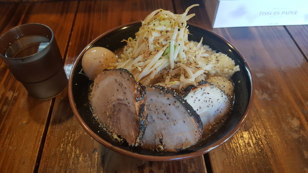 「ラーメン小+豚二枚+味玉」@麺や豚髭の写真