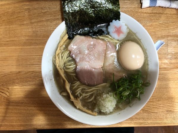 「煮干ラーメン(潮)＋味玉」@まぐちゃんラーメンの写真
