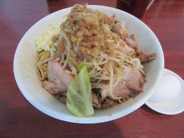 「豚汁なし（９５０円）＋生玉子＋ジョッキウーロン茶」@俺の生きる道 つくば店の写真