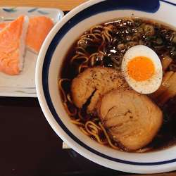 ます寿し付き富山ブラックラーメン　930円