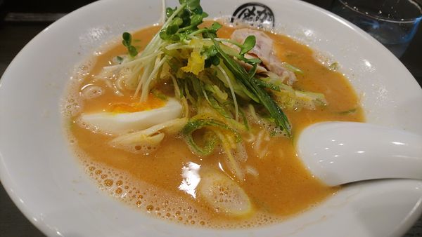 「らーめん（赤）」@鷄スープラーメン かえもん 小伝馬町店の写真