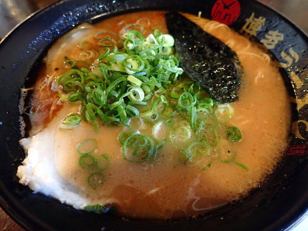 「黒マー油とんこつラーメン」@博多ラーメン つるの写真