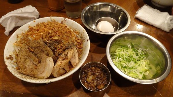 「汁なし（750円）＋チーズ＋玉子＋ネギ　ニンニクアブラ」@ラーメン荘 歴史を刻め 新栄店の写真