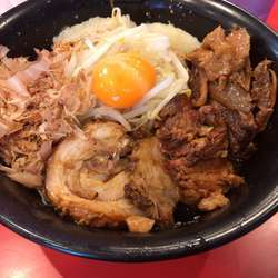 まぜそば麺硬め、豚2枚極上生卵タマネギ×2＋鶏ほぐしカリカリ