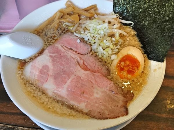「醤油背脂ラーメン　750円」@稲荷屋の写真