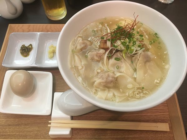 「雲呑麺 950円 +玉子」@豚骨清湯・自家製麺 かつらの写真