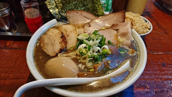 「煮干しそば全部乗せ+大盛り+煮干しご飯」@初代青樹の写真