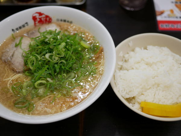 「ラーメン 麺30秒硬め＋脂多め＋ライス普通」@京都銀閣寺 ますたにラーメン 日本橋本店の写真