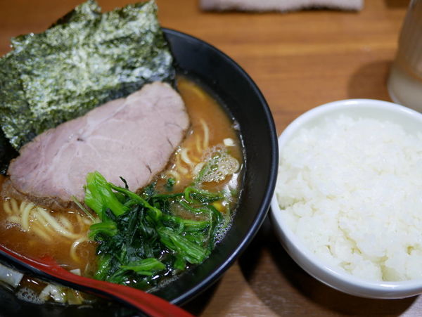 「ラーメン 並 麺硬め＋油多め＋ライス」@麺家 黒の写真