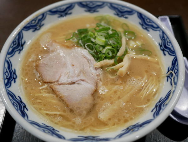 「博多らぁめん 粉落とし＋味濃いめ＋油多め」@博多麺房 赤のれん 丸ビル店の写真